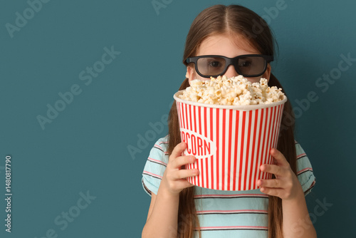 Little girl in 3D glasses w...