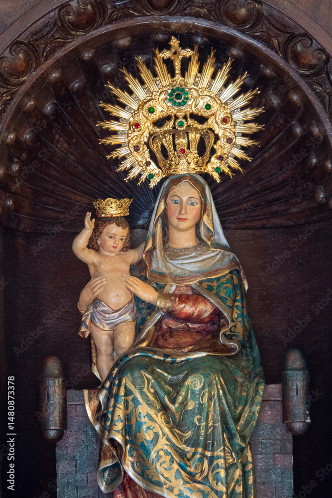 Fototapeta premium Statue (19th century) of Blessed Virgin Mary holding baby Jesus Christ in her arms.
