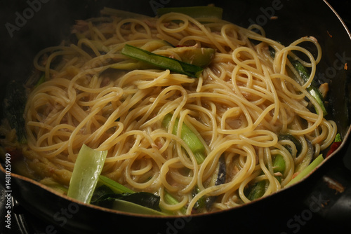 調理中のツナと小松菜のパスタ photo