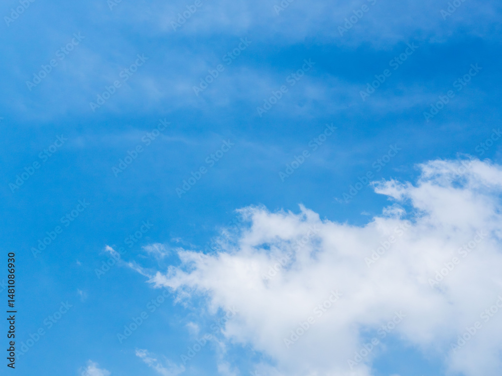 Obraz premium 5月の山から見た青空と雲03