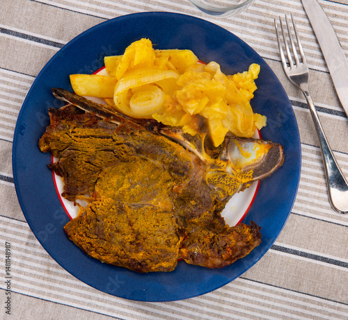 Obraz na płótnie Tasty juicy beef entrecote with mashed potatoes and onion w salonie