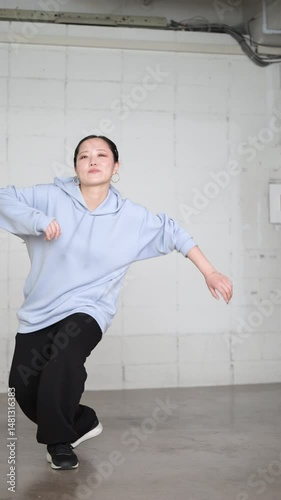ダンスのポーズ　ボックスを踊るダンサーの動画　ヒップホップなどのお洒落なストリートファッションのイメージ全身のスロー縦動画