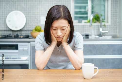 疲れた表情の女性