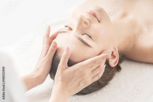 Wallpaper Mural エステサロンで頭部をマッサージされる若い女性 Torontodigital.ca