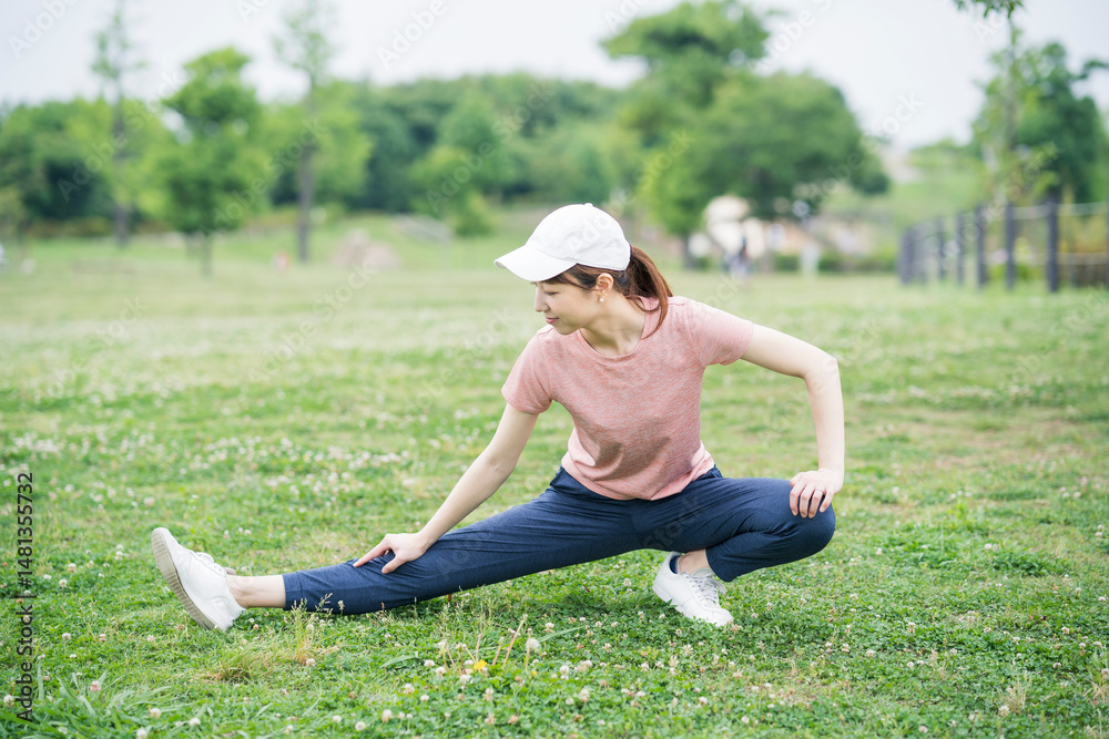 Fototapeta premium 公園で運動する女性