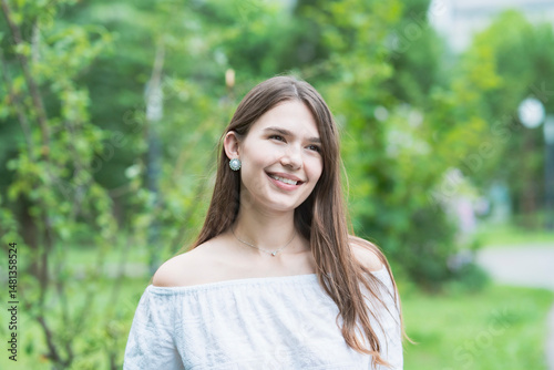 Wallpaper Mural リラックスした表情で緑地を散歩する若い女性 Torontodigital.ca