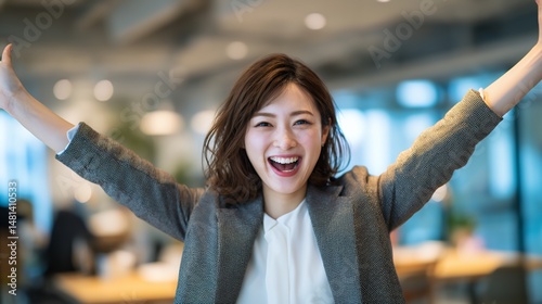 オフィスで両手を広げ歓喜する女性 photo