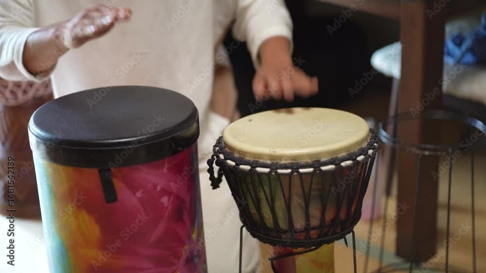 楽器の演奏をする男性
