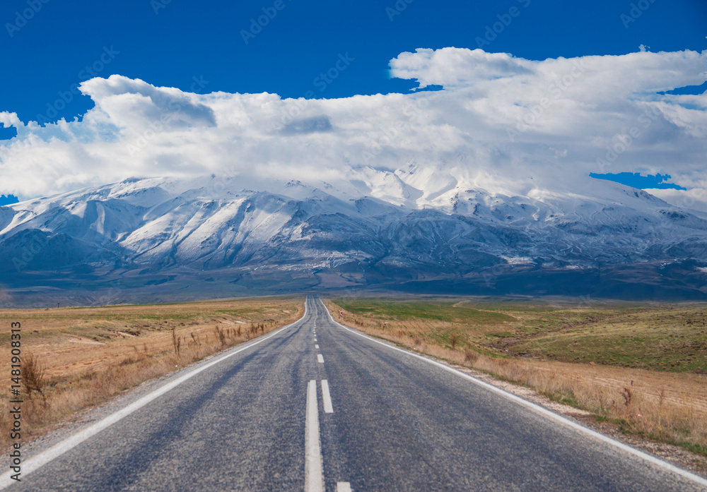 Fototapeta premium Located in Bitlis, Turkey, Mount Suphan is the country's 4th highest mountain
