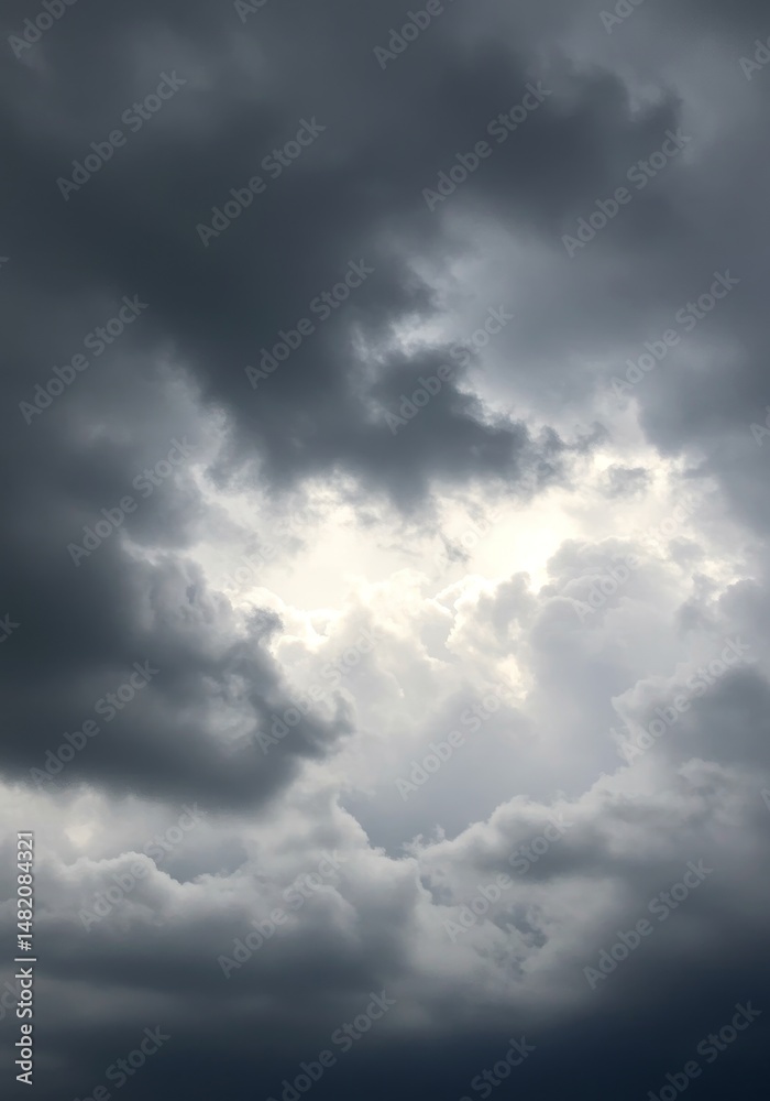 Photo Dramatic Dark Clouds with Sun Rays Before Storm Photo Dramatic Dark Clouds with Sun Rays Before Storm