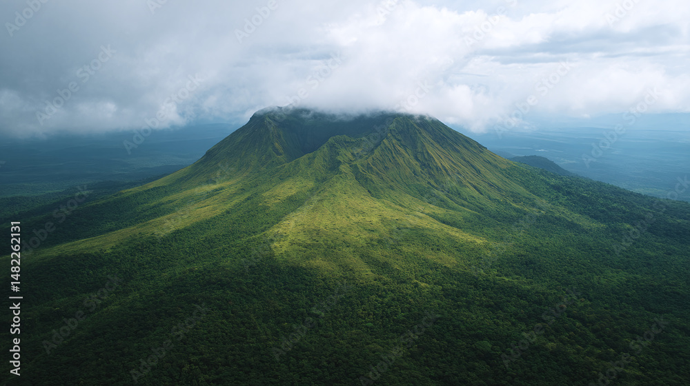 Fototapeta premium Majestic Green Volcano Mountain Landscape