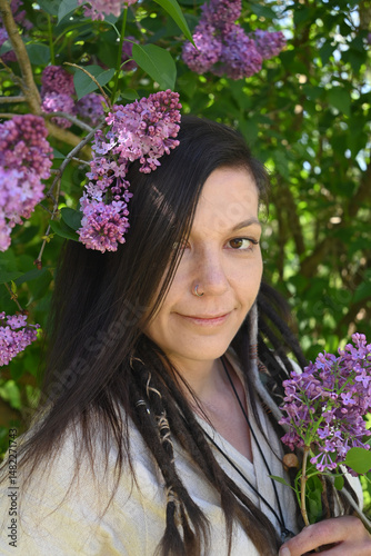 nordische Frau mit Flieder 