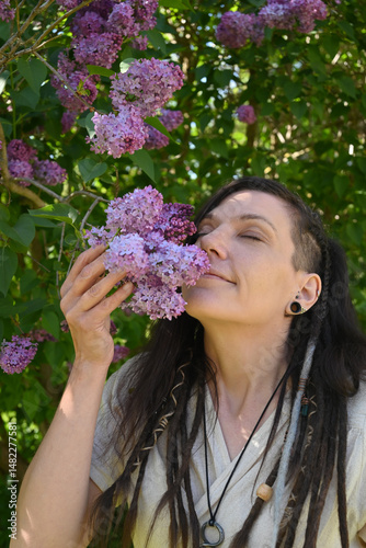 nordische Frau mit Flieder 