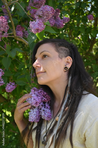 nordische Frau mit Flieder 