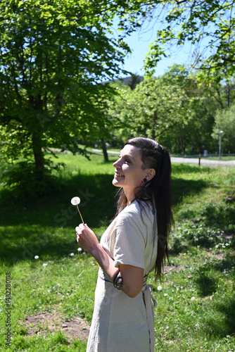 nordische Frau mit Flieder 