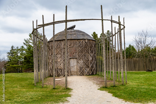 Foto A long house in a reconstructed 15th century Iroquoian village