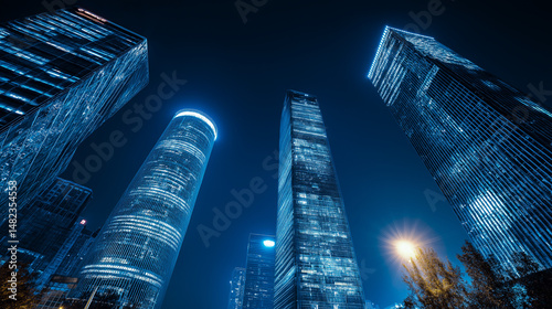 夜景に浮かび上がる高層ビル群と輝く都市の光