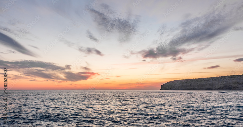 Obraz premium Dramatic Sunset Highlights Azure Ocean Beauty.