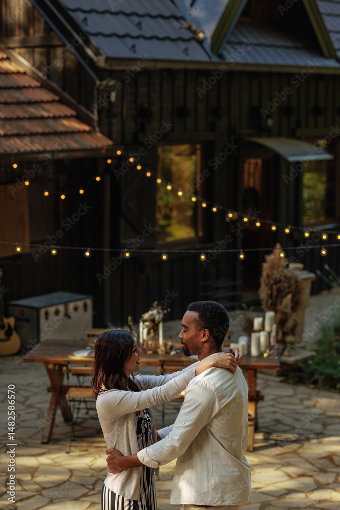 Obraz premium A couple slow dancing in an outdoor setting