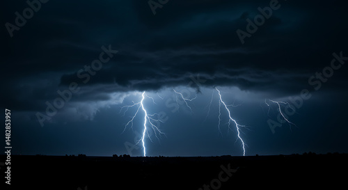 Uma tempestade crepuscular sem fim — nuvens escuras rodopiando de forma não natural, chuva caindo para cima, relâmpagos em forma de runas, sobrenaturais e agourentos