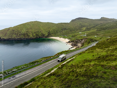 Campervan auf Küstenstraße an der Keem Bay Keem Beach