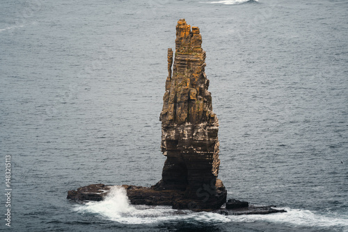 Branaunmore Sea Stack vor den Cliffs of Moher, Irland