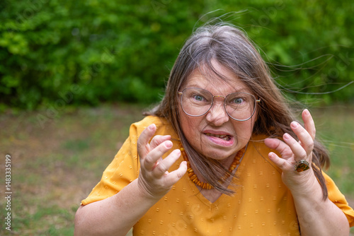 Foto Angry mature white woman 50 years old with long hair expressing stress and frust