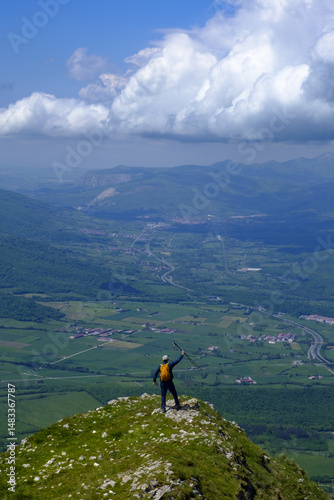 From the summit, the man contemplated the green valley of the Sakana after an intense day of sport.