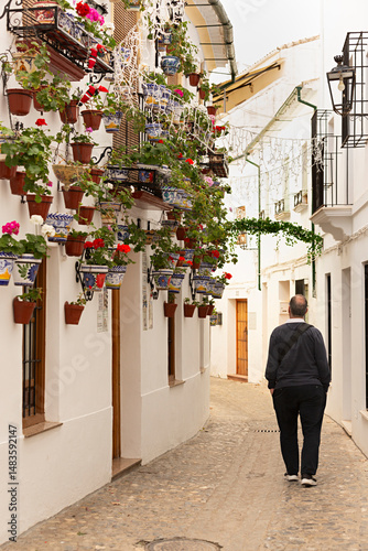 Hombre paseando por calle de Priego de Córdoba, Córdoba.