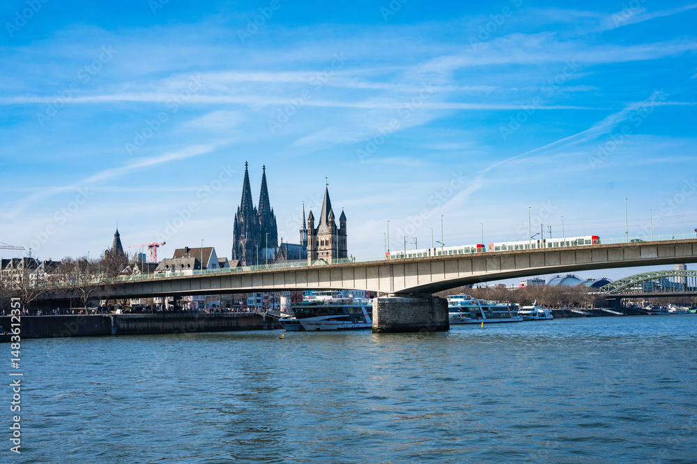 Naklejka premium Kölner Dom vor Himmel mit leichtem Wolkenschleier