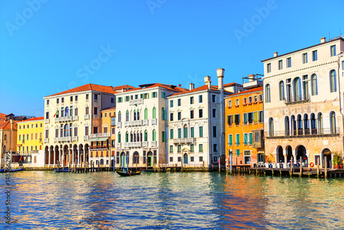 Obraz na plátně Colorful buildings line the Grand Canal, reflecting the vibrant atmosphere of Venice