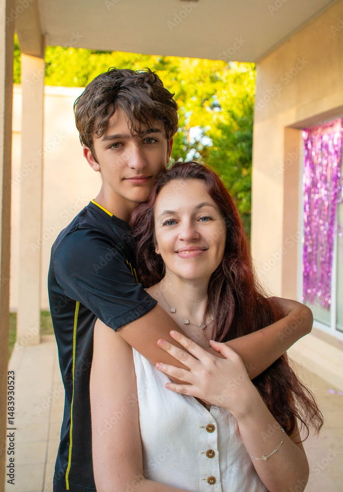 Naklejka premium A young man and woman are hugging each other.