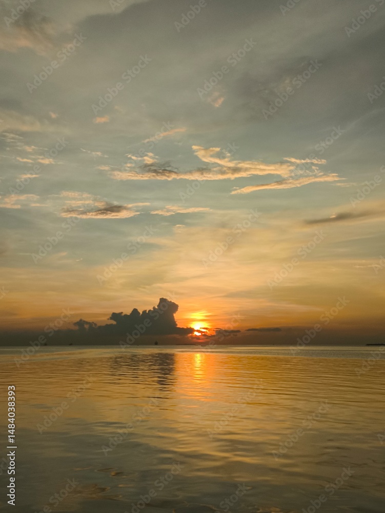 Naklejka premium Beautiful sunset with million memories 