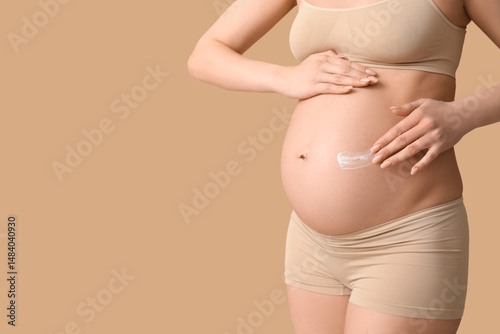 Young pregnant woman with c...