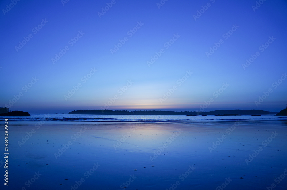 Obraz premium 青く染まる静寂な海辺の夕暮れ時