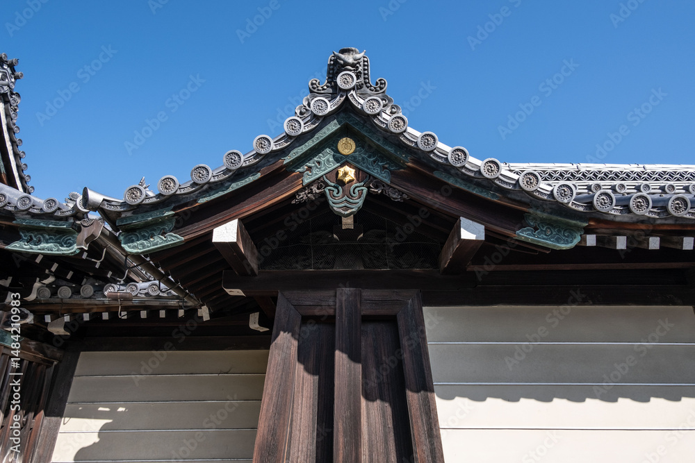 Fototapeta premium 日本、京都、西本願寺、寺院、佛寺、佛教、木造建築、古代建築、庭園、文化財、日本文化、歷史名勝、綠色、風景、青空、秋、写真素材