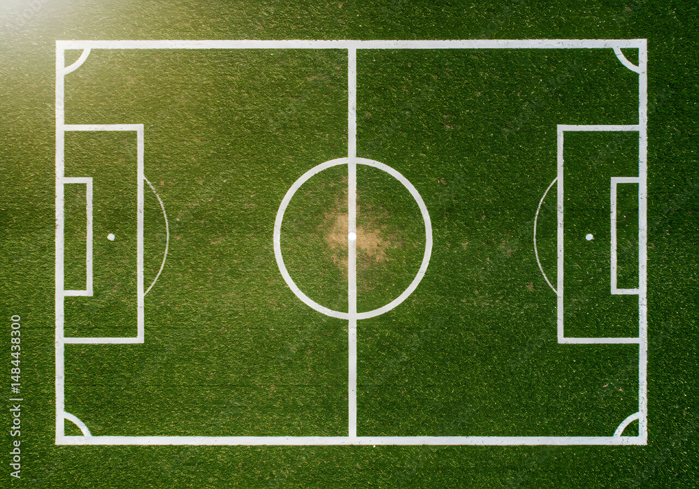 Naklejka premium Overhead view of a soccer field with white lines and green grass