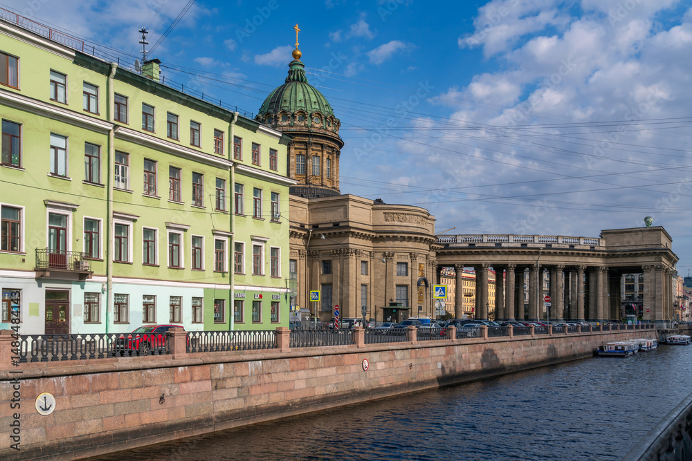 Fototapeta premium Kazan Cathedral (Cathedral of the Kazan Icon of the Mother of God) on Nevsky Prospekt from the Griboyedov Canal on a sunny summer day, St. Petersburg, Russia