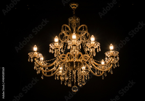 輝くクリスタルシャンデリア 闇夜に美しく光る