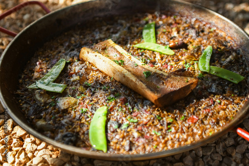 Deliciosa paella con tuétano y guisantes