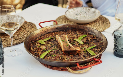 Deliciosa paella con tuétano y guisantes