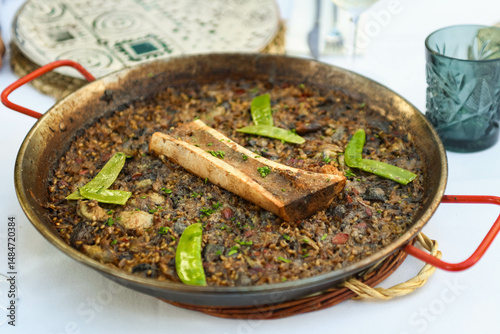 Deliciosa paella con tuétano y guisantes