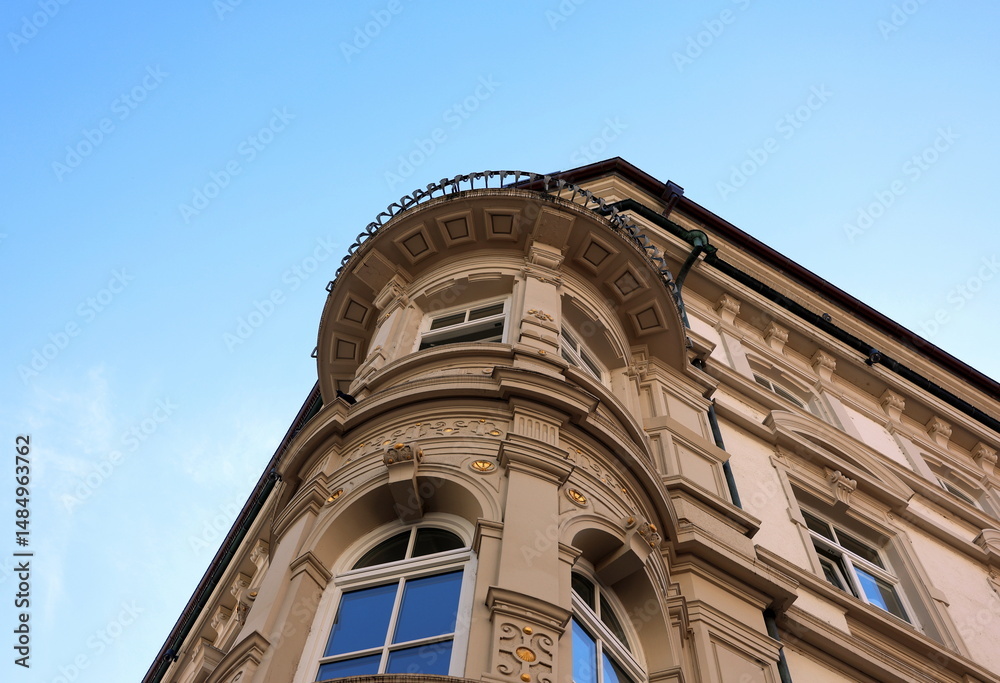 Obraz premium Altbau mit rundem Erker im Zentrum von Freiburg
