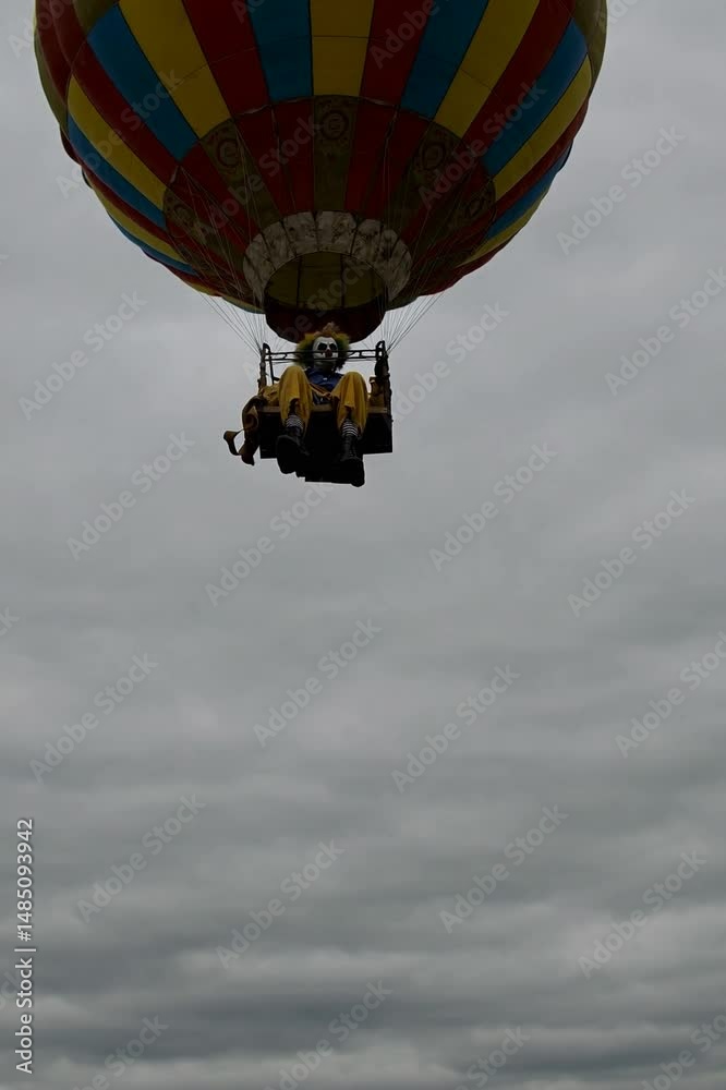  Clown effrayant suspendu dans les airs sous une montgolfière sombre