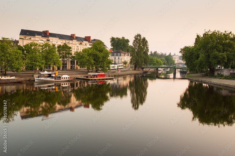 Obraz premium Les bords de l'Erdre à Nantes - The banks of Erdre river at Nantes