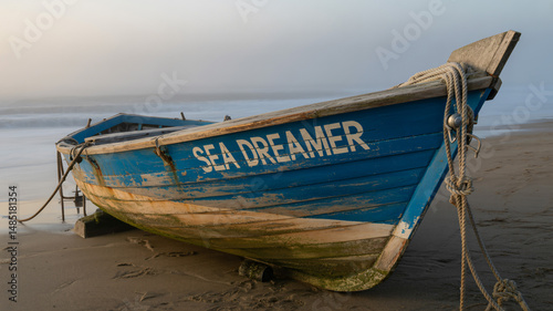 Obraz na płótnie Weathered wooden boat on a misty shore w salonie