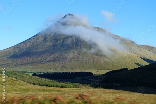 фотографія a mountain with a cloud in the sky