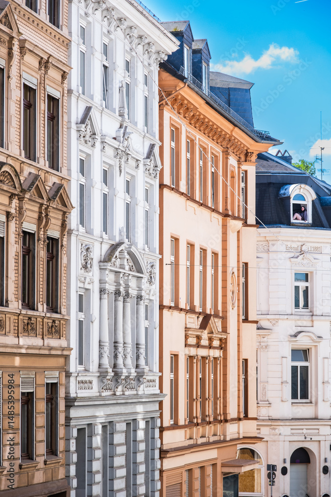 Fototapeta premium Straßenzug mit Altbauten aus der Gründerzeit in Wuppertal, Deutschland