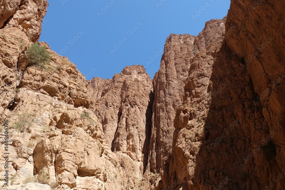 Fototapeta premium a rocky canyon with a clear blue sky
