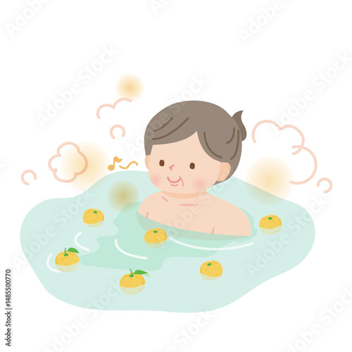 柚子風呂に入ってのんびりする中年女性
